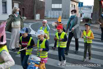 Kinderfanfare begeleidt juf Ann naar pensioen (Izegem) - Het Nieuwsblad