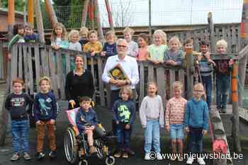 Leerlingen De Wissel wuiven directeur Jan Van Gils uit: “Ik vond mezelf het best als leraar in het zesde leerjaar”