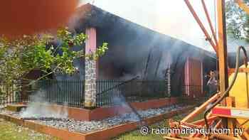 Una vivienda se incendió en Itapúa Poty dejando a toda una familia en la calle - radiomarandu.com.py