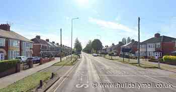 Two car crash closes Sutton Road in Hull - Hull Live