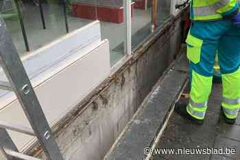 Vier mensen gewond na bizarre valpartij aan vaccinatiecentrum