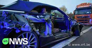 Auto botst op geparkeerde oplegger in Boechout - VRT NWS