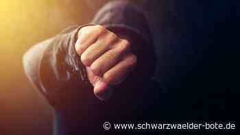 Zeugen gesucht: Unbekannter schlägt und tritt auf Mann in Bad Wildbad ein