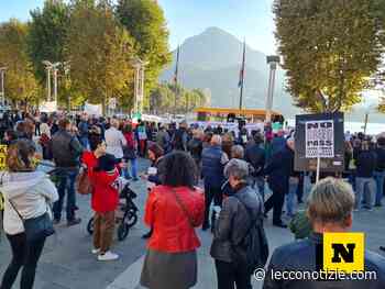 No Green Pass di nuovo in piazza a Lecco, la protesta si fa silenzio "energetico" - Lecco Notizie