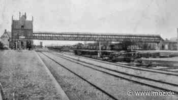 Bahn und Geschichte: Fußgängerbrücke auf Bahnhof Rathenow – 1904 in Betrieb genommen, 1987 demontiert - moz.de
