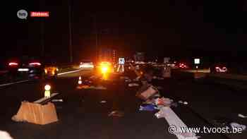 Meters kleding op E34 na botsing ter hoogte van Stekene - TV Oost