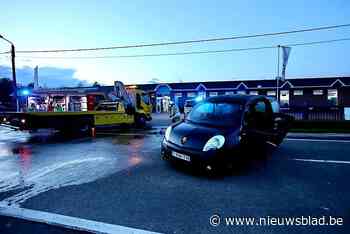 Auto’s botsen op Westmeerbeeksesteenweg: brandweer moet persoon bevrijden