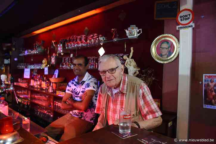 Iconische gaybar Café Strange moet sluiten: “Uniek decor met lichtkasten vol naakte mannen, dit is erfgoed”
