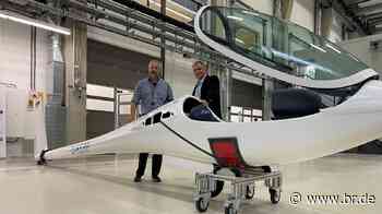 Firma in Augsburg: Flugzeug mit Hybrid-Motor soll bald abheben - BR24