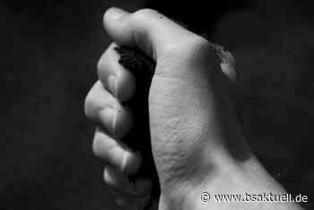 Augsburg: Trio geht vor Diskothek auf Mann los - BSAktuell