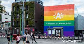 Bewonder nagebouwd stukje Berlijnse Muur in bibliotheek Permeke - PZC