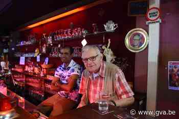 Iconische gaybar Café Strange moet sluiten: “Uniek decor met lichtkasten vol naakte mannen, dit is erfgoed” - Gazet van Antwerpen