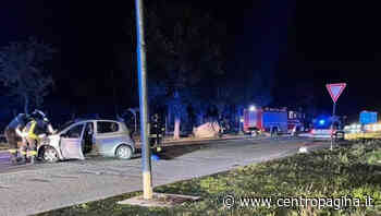 Cagli, schianto frontale: necessari i vigili del fuoco per liberare i feriti dalle lamiere - Centropagina