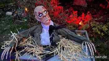 Familie dekoriert Garten in Morbach zu Halloween schaurig-schön - SWR