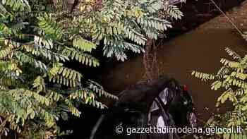 Modena. Con l’auto nel torrente Tiepido Salvati dai vigili del fuoco - La Gazzetta di Modena