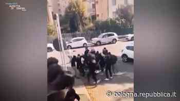 Modena, bastonate e calci fra minorenni davanti a scuola - La Repubblica