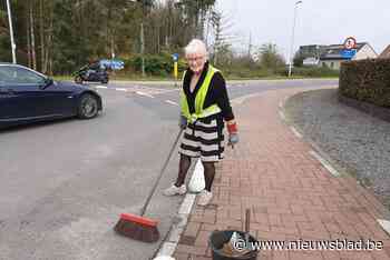 Jacqueline (76) houdt al 20 jaar rotonde in haar gemeente kraaknet: “Ik zag hier vaak fietsers onderuit gaan en dus heb ik het heft in eigen handen genomen”