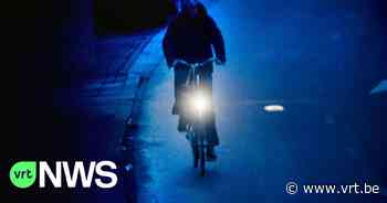 Politie Mortsel en omgeving controleert extra op fietsverlichting: "Zeker belangrijk nu het 's avonds langer donker is" - VRT NWS
