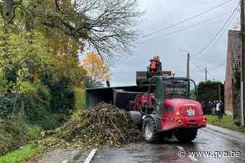 Tractor verliest container met groenafval in Ranst: weg tijdlang versperd - Gazet van Antwerpen
