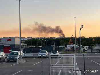 Faits divers - À Auxerre, un nuage de fumée noire dans le ciel : deux voitures en feu sur un parking - L'Yonne Républicaine