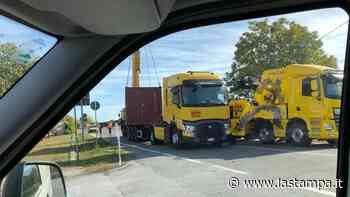 Tir perde rimorchio, traffico in tilt a Madonna dell’Olmo di Cuneo - La Stampa