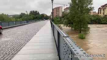 Il Bormida minaccioso sotto il ponte Carlo Alberto di Acqui Terme - La Stampa