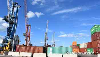 Bari, finanziere travolto da cancello nel porto: ferito e operato due volte. È in prognosi riservata - La Repubblica