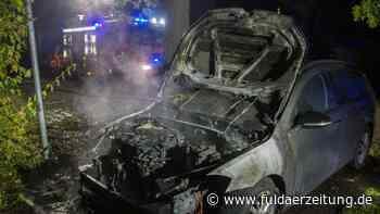 Fulda: Flammen schlagen aus Auto - Feuerwehr im Einsatz - Fuldaer Zeitung