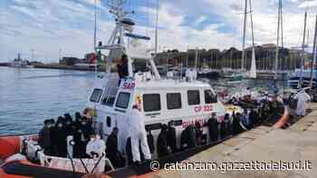 Crotone, nuovo sbarco di migranti. In 77 intercettati al largo di Catanzaro - Gazzetta del Sud - Edizione Catanzaro, Crotone, Vibo