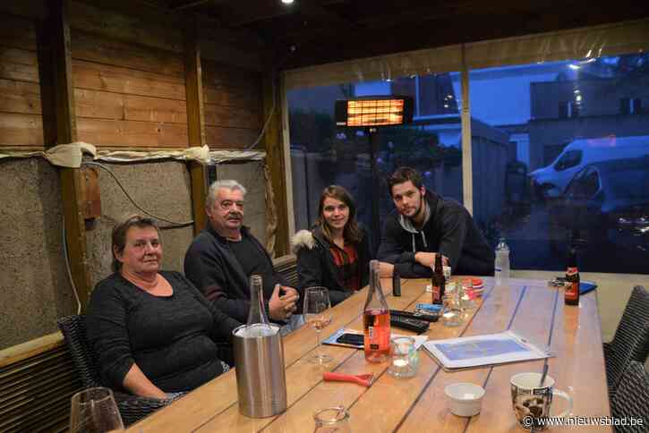 Gepensioneerd koppel moet buitenterras afbreken na klacht van buur omdat ze te luidruchtig zijn: “Ze pakken hun leven af”