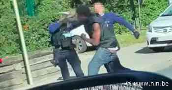 Videobeelden tonen hoe man twee politieagenten te lijf gaat in Brussel - Het Laatste Nieuws