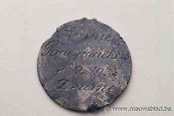 Metaaldetectorist zoekt eigenaar van zilveren medaille: “Annie Raeymaeckers, 1935, Deurne”