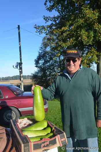 Wawaka gardener's green thumb yields giant gourd plant - KPCnews.com