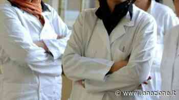 Prato, dottoressa aggredita al pronto soccorso: naso rotto. "La legge c’è, va applicata" - La Nazione