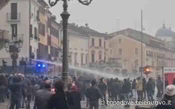 Tensioni in Prato tra manifestanti e polizia, ci sono state due cariche. Fermata ragazza VIDEO - TgPadova