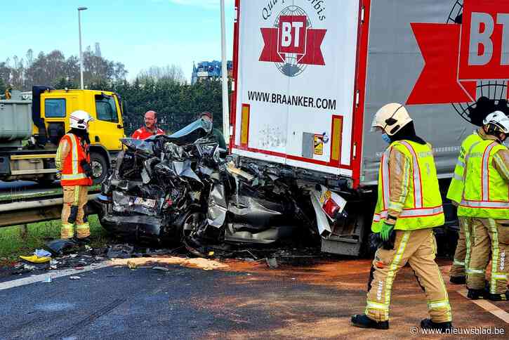 Auto wordt geplet tussen vrachtwagens: “Onvoorstelbaar dat die man zelf nog uit zijn verhakkelde wagen kroop”