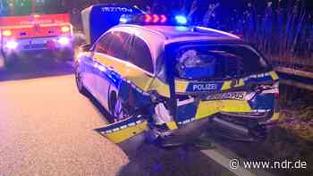 A23 bei Tornesch: Auto kracht in Polizeiwagen - NDR.de