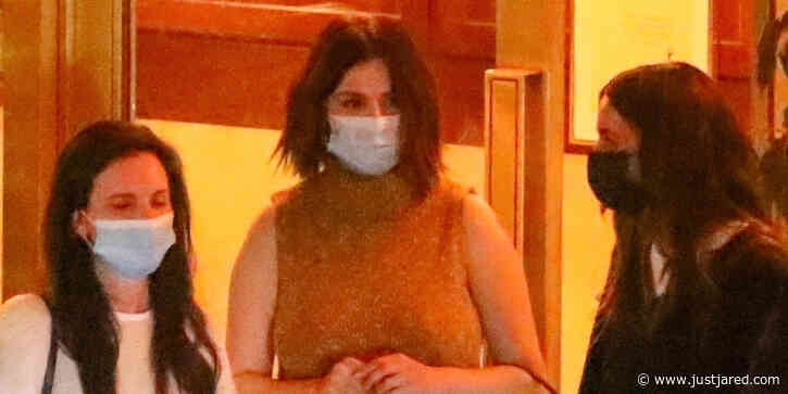 Selena Gomez Says Goodbye to Her Friends After a Night Out in L.A.
