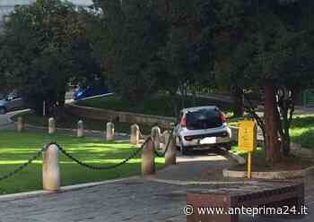 Con l'auto lungo il marciapiede dell'Arco di Traiano: beccato 89enne - anteprima24.it