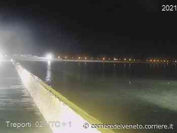 Venezia, Mose sollevato per 20 ore. L'appello: «Difendere San Marco» - Corriere della Sera