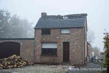 Huis volledig onbewoonbaar na felle dakbrand