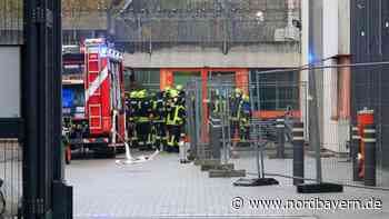 Brand im Bezirksklinikum Erlangen: Großeinsatz von Feuerwehr, Rettungsdienst und Polizei - Nordbayern.de