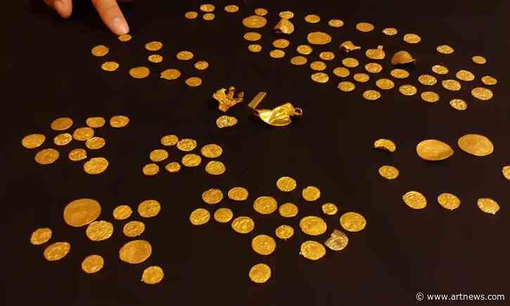 England’s Largest Anglo-Saxon Gold Coin Hoard Unearthed in Norfolk 