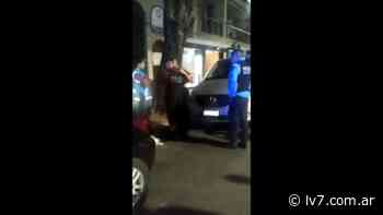 [Video] Buenos Aires: Una joven en estado de furia, insultó y hasta besó a un policía – LV7 - LV7 Radio Tucumán