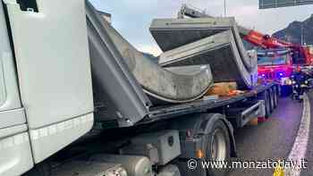 Tir rischia di perdere in Valassina il maxi carico, ingresso chiuso e 10 km di coda - MonzaToday
