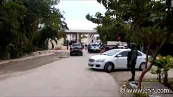 Drug violence sparks chaos at popular tourist resort in Mexico