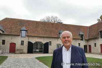 Rik Poot blikvanger op kunstexpo in geklasseerde Monnikenhoeve: “Deel van de verkoop gaat naar armoedebestrijding”