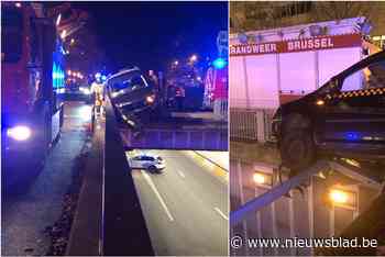 Taxibestuurder crasht in vangrail boven brug, wagen valt net niet naar beneden