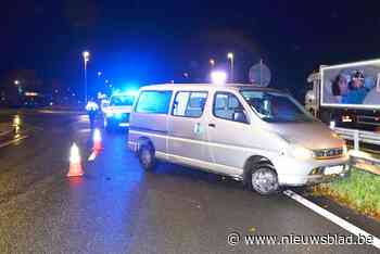Bestelwagen rijdt dwars over rotonde N60 en crasht tegen vangrail