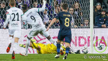 Bijna de schlemiel: Anderlecht-fan gooit bal op veld tijdens cruciale penaltysave - sporza.be